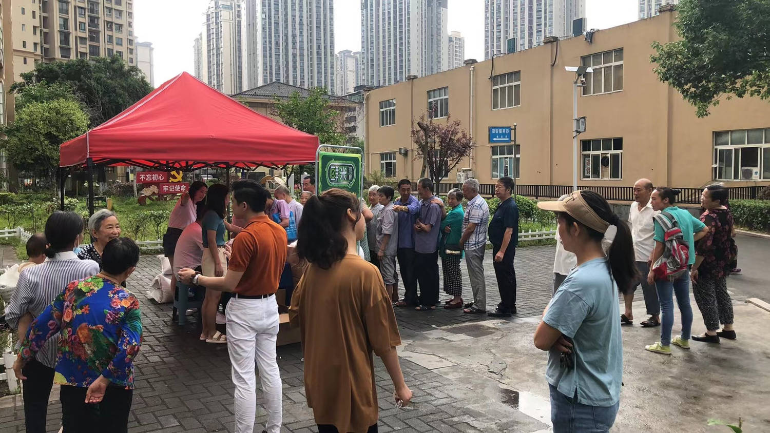 智能碾米机前来买米的居民