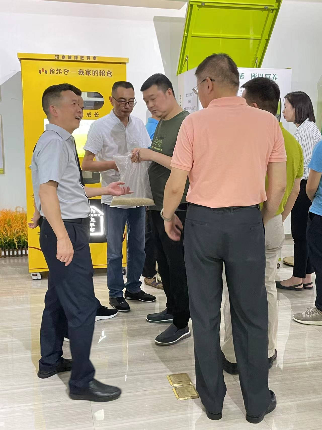 东吉良米仓智能碾米机