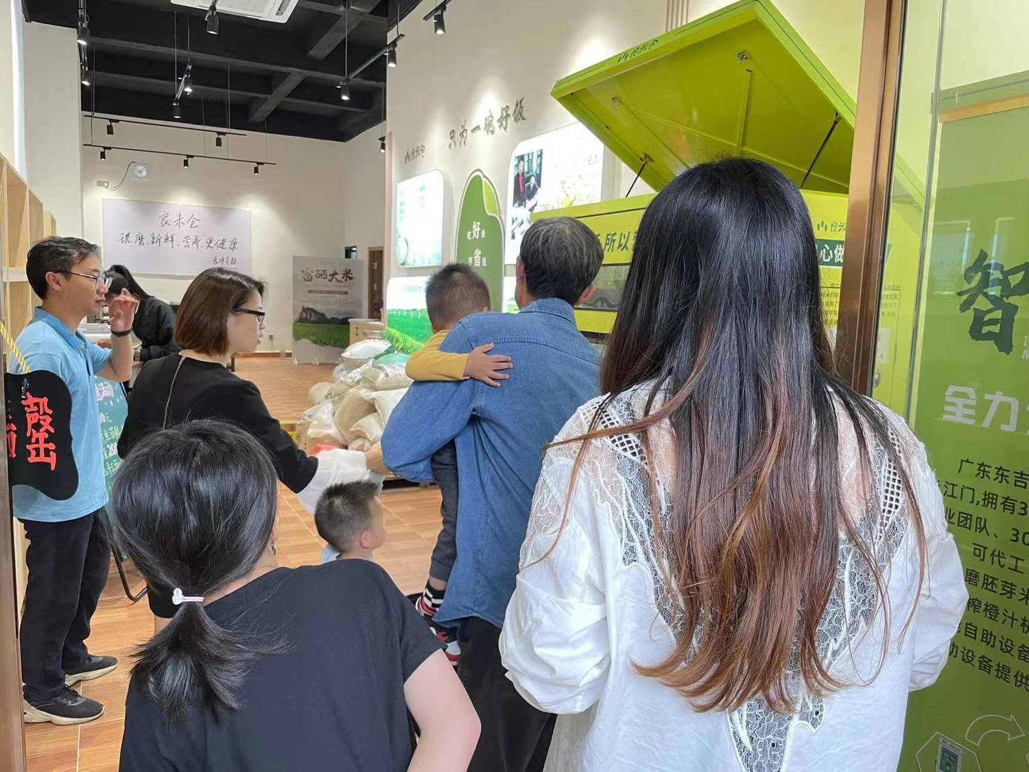 东吉良米仓智能碾米机